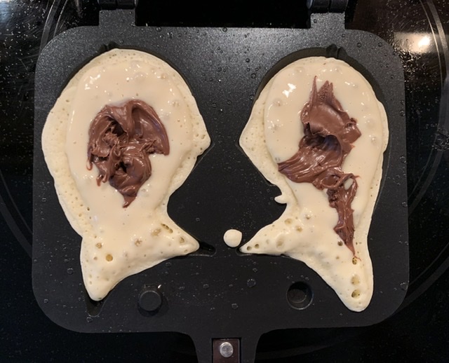 Filling the center with Nutella