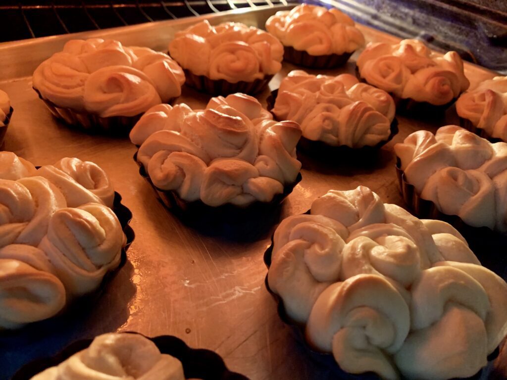 Baking Russian Lace Rolls