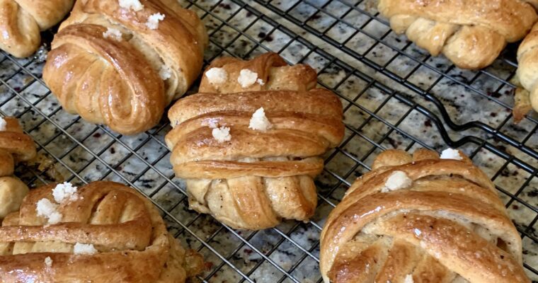 How to Make The Best Swedish Cardamom Knot Buns (Kardemummaknutar)!